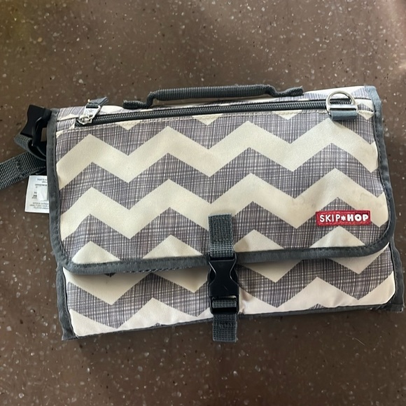 Skip hop diaper changing on the go. With wipe container - Picture 1 of 6